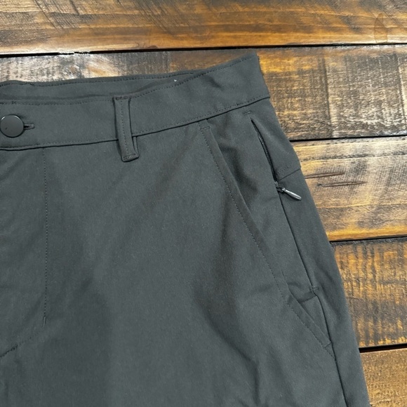 Men’s Old Navy flex shorts 32 - Picture 2 of 5